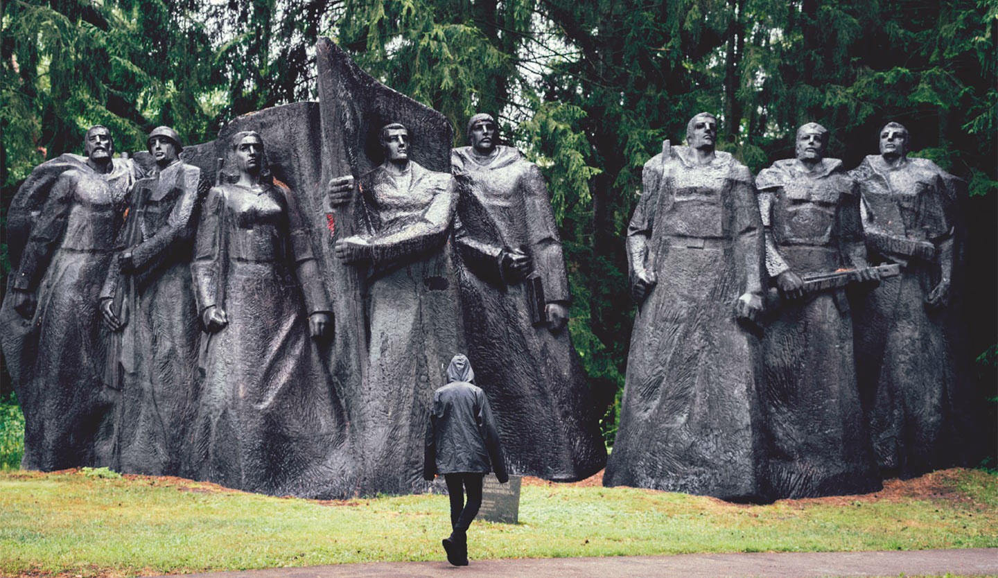 立陶宛格魯塔斯公園裡反納粹蘇聯戰士的雕塑。(攝影／Eugénie Baccot & Cyril Abad)