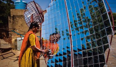 致力提高農村生活水平的赤腳學院中，婦女正清潔太陽能板。該學院多年來投注心力在教育、太陽能照明培訓等領域。(攝影／Nuria López Torres)