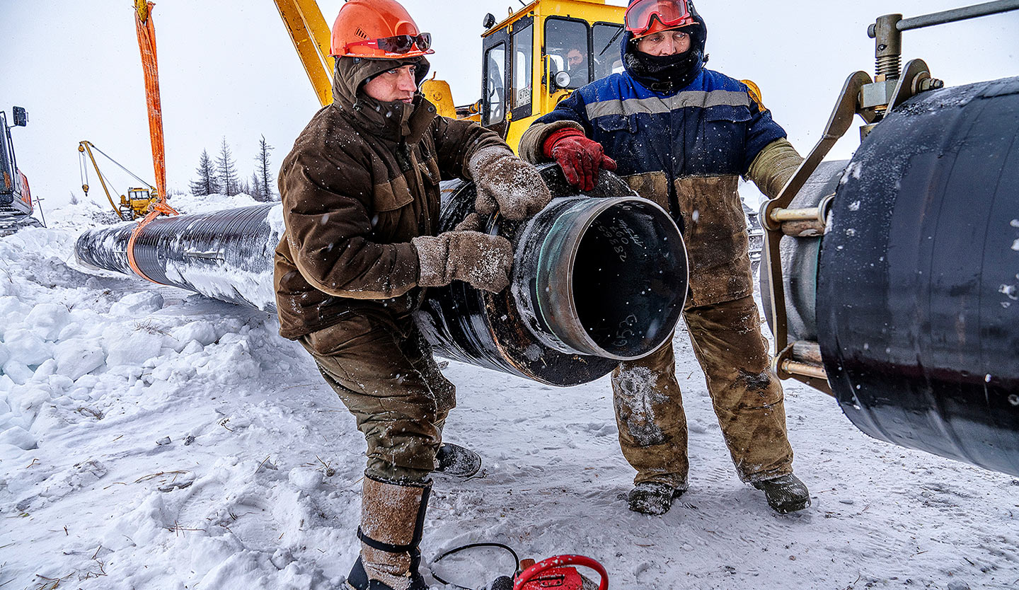 在西伯利亞極地，俄羅斯的工人們在極凍環境中進行天然氣管連接作業，以供應歐洲所需。(攝影／金峰)