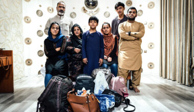 阿富汗一個家庭的老中青三代，在喀布爾飯店內準備動身撤退到美國。(攝影／Adrien Vautier／Le Pictorium)