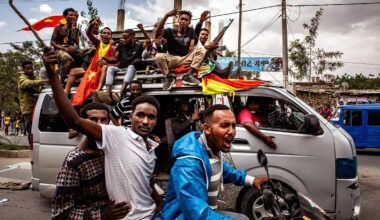 衣索比亞軍隊連夜倉促撤離後，喜獲重生的民眾激動沸騰，為防衛隊的進駐與提格雷州一夜間又重獲自由而歡呼。(攝影／Sergio Ramazzotti／PARALLELOZERO)
