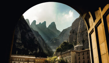 西班牙蒙塞拉特修道院，是當地人的精神堡壘，佇立於半山腰的峻岩峭壁上。(攝影／Enrico Martino)