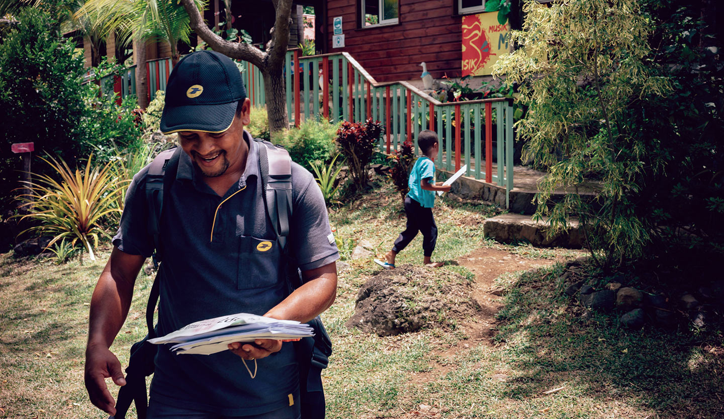 留尼旺島上的郵務士奧古斯丁，工作有如極限挑戰，單一天可能就得步行三萬步、爬梯三百階，穿梭在九個小島之間，為七百人的村莊服務。(攝影／Cyril Abad)