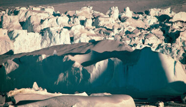 依著陽光不同角度反射下的冰山，燦爛多樣地令人百看不厭。(攝影／王志宏)