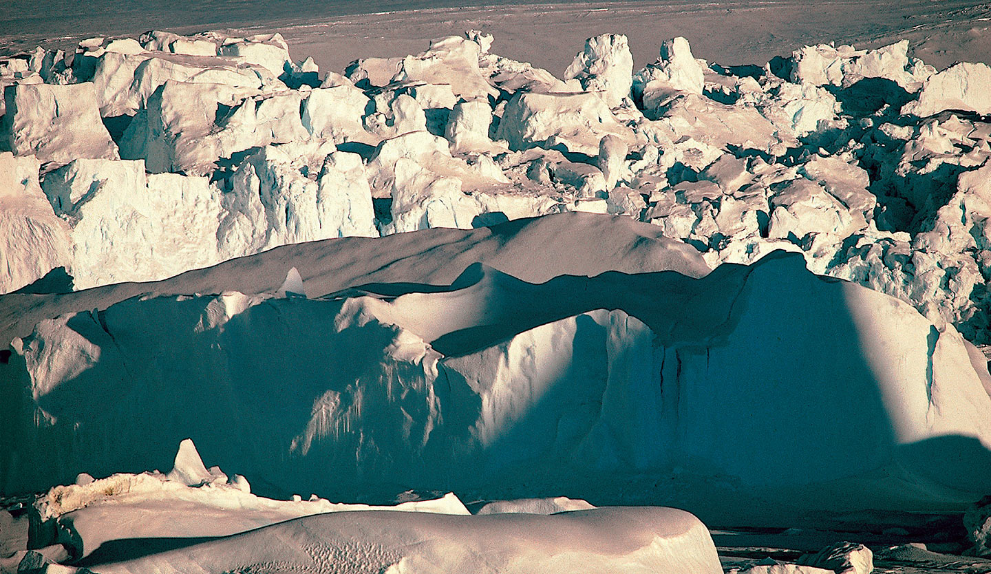 依著陽光不同角度反射下的冰山，燦爛多樣地令人百看不厭。(攝影／王志宏)