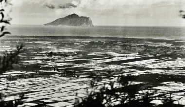 一九七八年，攝影師阮義忠從北宜公路俯瞰頭城鎮，留下這張山水畫般的照片。(攝影／阮義忠)
