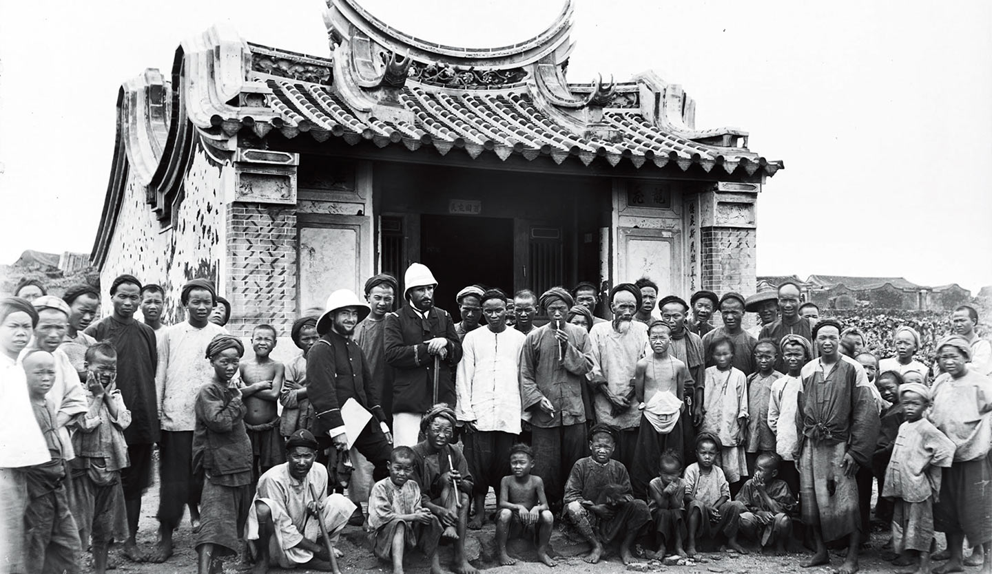 法國軍官與澎湖百姓在廟前留下合影，讓人暫忘不久前島上的激烈交戰。(圖片／Lambert van der Aalsvoort)