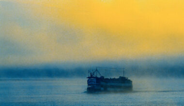 黎明時分，從普卡爾帕河港出發的渡輪，正緩緩駛向亞馬遜河岸的大城伊基托斯。(攝影／Enrico Martino)