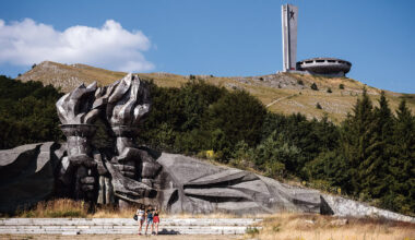 保加利亞隨處可見拔地而起的龐然雕像，右後方建築為冰峰紀念碑，是已成危樓的前共產黨總部。(攝影／Pascal Meunier、Marine Gautier)