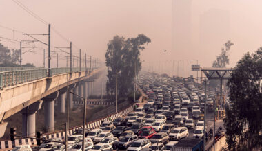 印度德里的安拉帕里亞穆納大橋上，早晨時分塞滿上班車陣，整個城市更籠罩在霧霾、煙霧、懸浮微粒下。(攝影／Alessandro Gandolfi／Parallelozero／INSTITUTE)