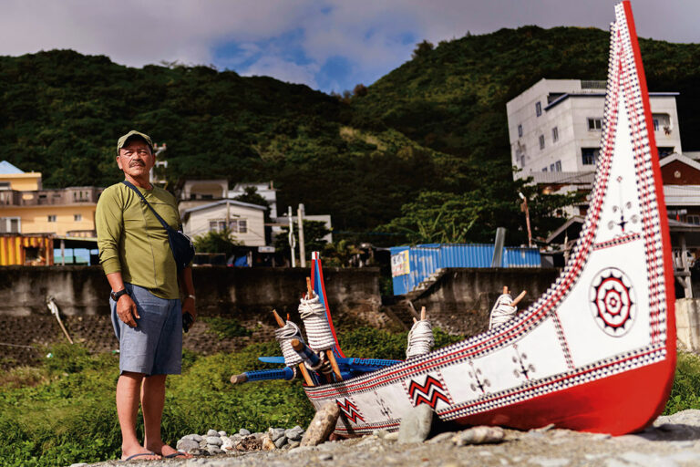 夏曼藍波安與他新造的獨木舟，在蘭嶼伊姆洛庫灘頭合影。(攝影／安培淂)