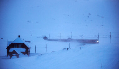 從北極吹來的強風暴雪，將挪威的芬賽城蒙在漫天風雪中。(攝影／Enrico Martino)