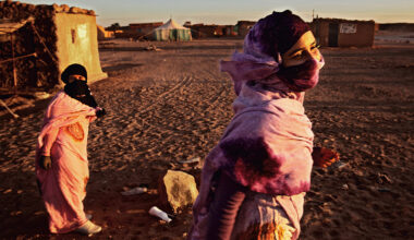 撒拉威女孩在阿爾及利亞的難民營中生活著。(攝影／Bruno Zanzottera／Parallelozero)