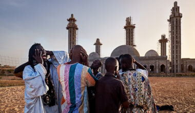 一座仍在建造的清真寺前，追隨者透過歌唱冥想。(攝影／Christian Bobst)