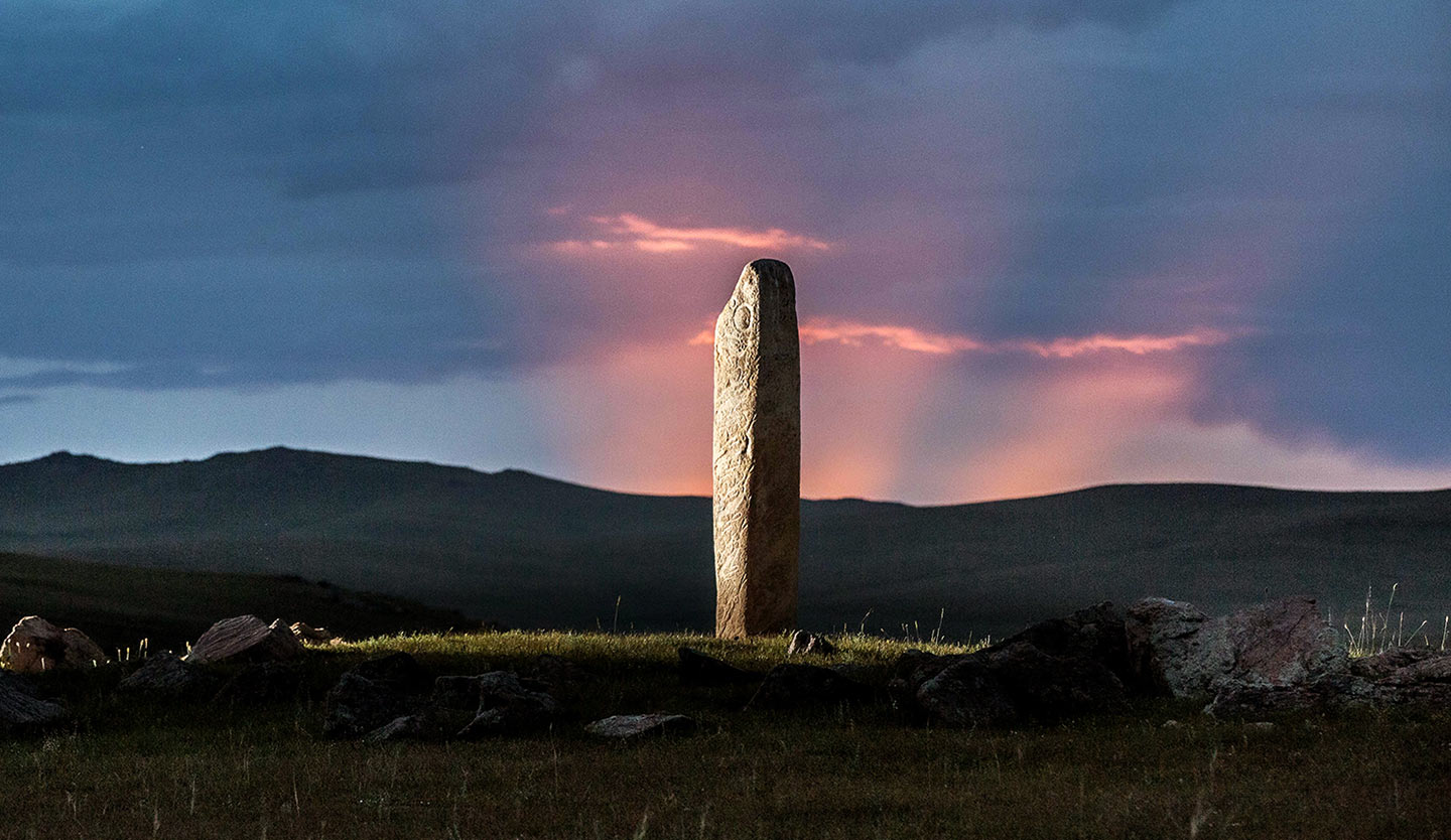 廣袤的蒙古草原上豎立著高達四公尺的巨型石碑。(攝影／Julien Faure)