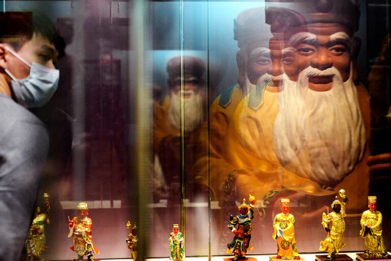 桃園市土地公文化館內，玻璃反射的多個且重疊形象，像是由單一化身多元神職，宛如我們對於土地公的認識。(攝影／安培淂)