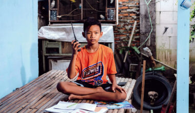 印尼梭羅市莫約小學六年級學生法哈里手上的無線對講機，是每日遠距上課不上網的教學工具。(攝影／Agoes Rudianto)