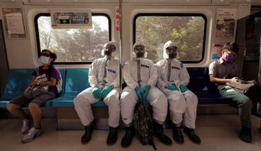 陸軍化學兵搭乘台北捷運，準備前往下一站執行消毒作業。(圖片／Ceng Shou Yi／達志影像)