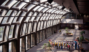 台北捷運大安森林公園站以下凹設計融合公園與捷運站，解放地下站體，增加民眾與自然的互動。(攝影／劉子正)