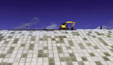 日本三一一大地震距今十年，重建工程仍未停歇，包括目前近九成完工的巨型防波堤，彷彿「海上長城」一般，聳立在東北沿海各處。(攝影／Nicolas Datiche)