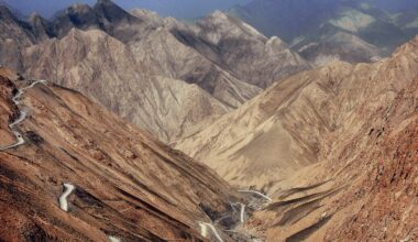 位於喀喇崑崙山脈和崑崙山脈之間、海拔約五千公尺的阿克賽欽，是中印邊界西段的一個爭議地區。(攝影／王志宏)