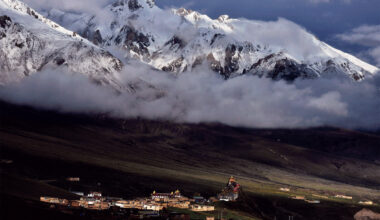 西藏索縣路上，屬藏傳黃教格魯派的札西林寺，屹立山峰。(攝影／黃效文)