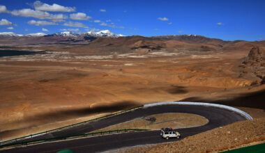 由西藏自治區的尼瑪縣出發，往南翻越五千公尺山口，抵達當穹錯湖邊、四千五百公尺的文部鄉高原。(攝影／黃效文)