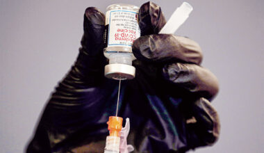 美國醫護人員正準備為民眾施打疫苗。(圖片／Mike Blake／達志影像)