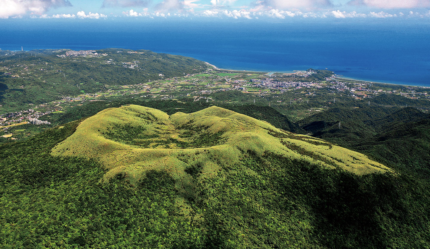 緊鄰台北都會的大屯火山群，即是民眾熟悉的陽明山國家公園。(攝影／陳應欽)