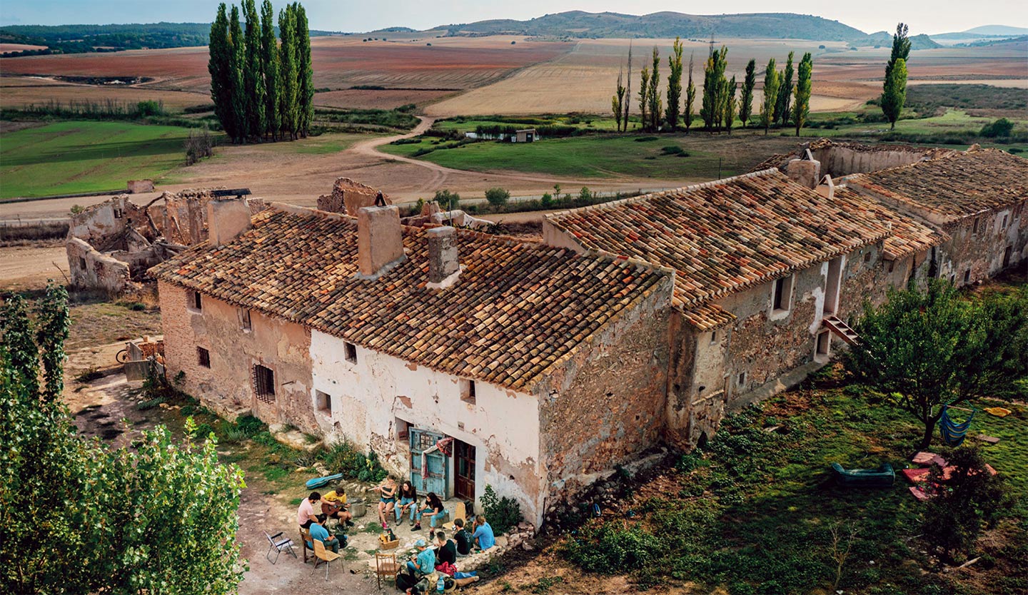 西班牙東南部一座百年農場，農場主人改造為再生學院基地，招攬有志之士來此打造新型態有機生活。(攝影／Ana Palacios)