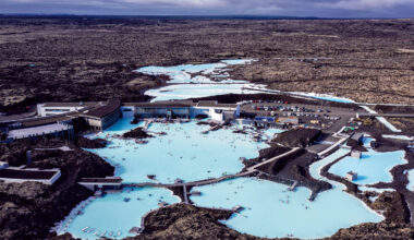 鳥瞰「外冷內熱」的冰島勝地藍湖，湖內礦物質在陽光反射下，渾然天成為名符其實的藍色溫泉，迷人夢幻，也具舒壓與護膚療效。(攝影／Pierpaolo Mittica／Parallelozero)