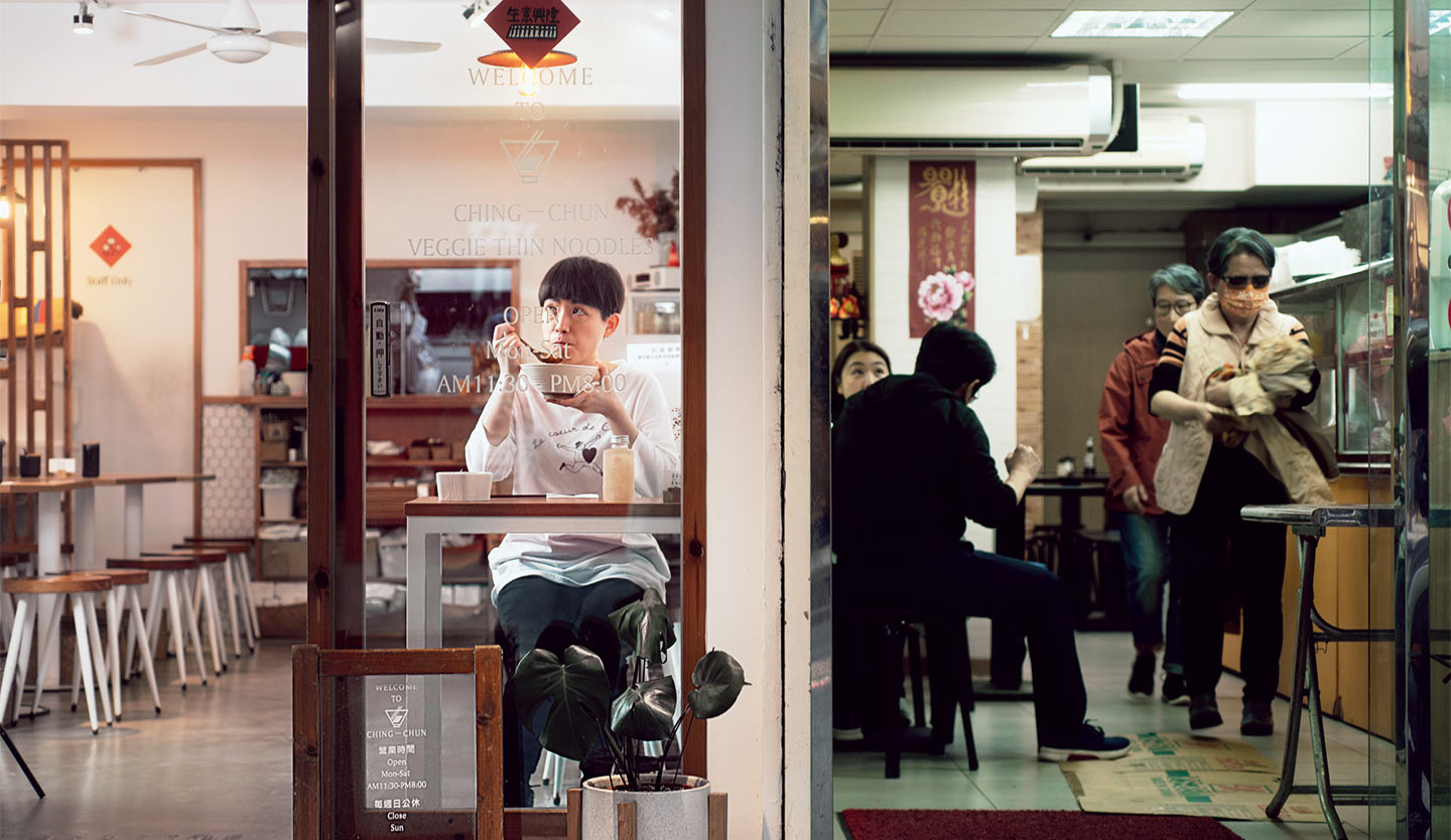 有著明亮簡約風格的台北東區老店青春素麵線。(攝影／劉子正)