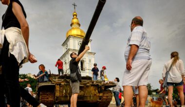 聖米迦勒金頂修道院前，被擊毀的俄羅斯坦克與裝甲車，成了首都基輔最熱門的觀光「遺址」，遠勝滿城的名勝古蹟。(攝影／安培淂)