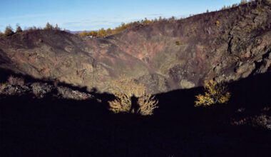 東北五大連池的火山口邊，剛好自己的影子被投射在谷底的灌木叢上。(攝影／王志宏)