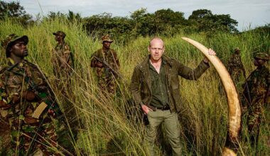加蘭巴國家公園總經理馬拉立與山林巡護員尋獲被盜獵的象牙。(攝影／Guillaume Bonn／INSTITUTE)