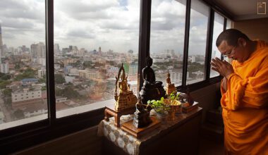 位於泰國首都曼谷的智慧管理與發展辦事處辦公室中，僧侶正對著佛像虔誠膜拜。(攝影／劉子正)