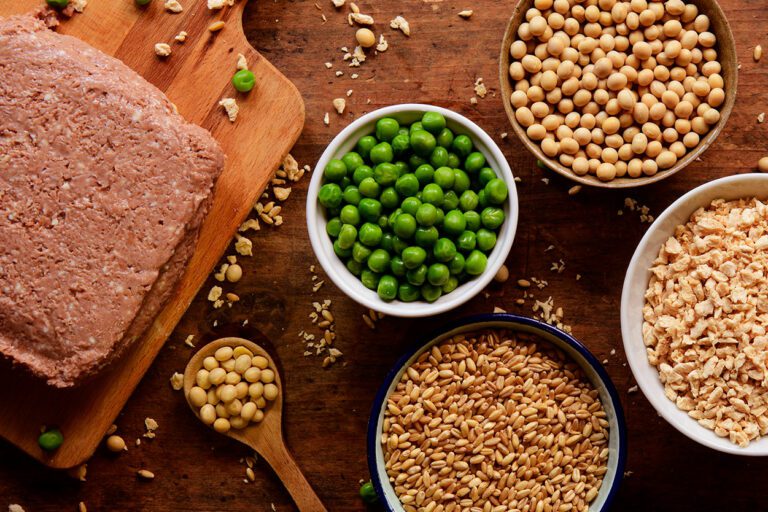 模擬成肉食的料理並非新發明，從早期的黃豆，到小麥、豌豆、大米等植物性蛋白質，皆可擬真為各種動物肉的纖維。(攝影／安培淂)