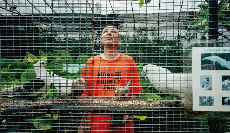 美國佛羅里達的監獄動物園，「被動物需要」對於受刑人尚恩而言，有別以往的人生意義。(攝影／Cyril Abad)