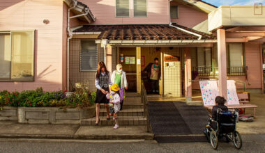 日本富山縣富山市的「聚過來日照中心」，有老、有少、也有身障者 這種打破分類照顧的模式，後來被政府視為「社區共生」典範。(攝影／安培淂)