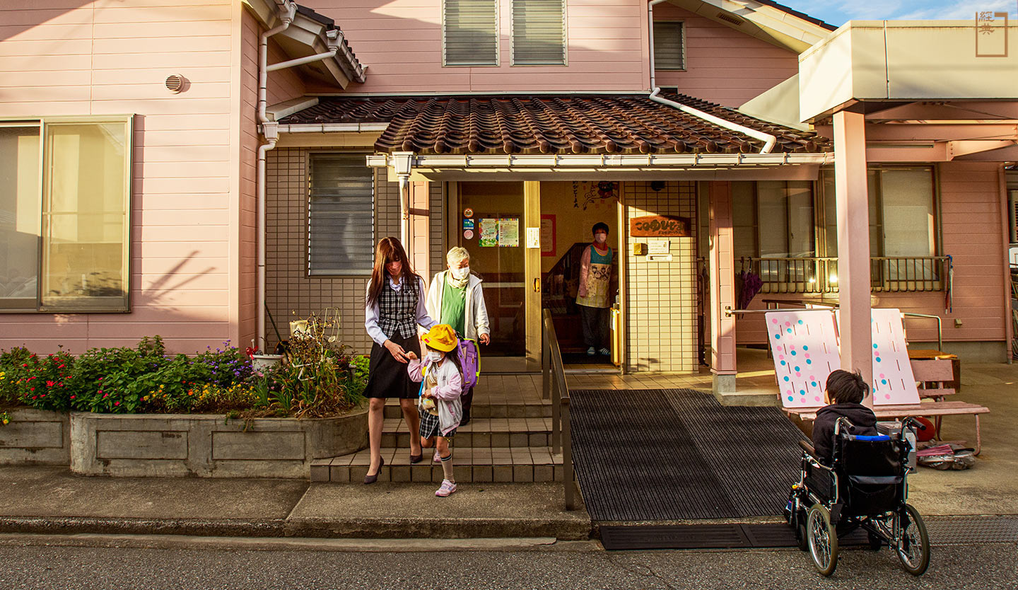日本富山縣富山市的「聚過來日照中心」，有老、有少、也有身障者 這種打破分類照顧的模式，後來被政府視為「社區共生」典範。(攝影／安培淂)
