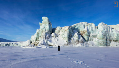 探險隊前往全球最北小鎮斯瓦巴群島東岸的月亮灣，嚮導駐足冰川下，細心檢視北極熊的腳印以推測其行蹤。(攝影／Laura Marchini／PARALLELOZERO)