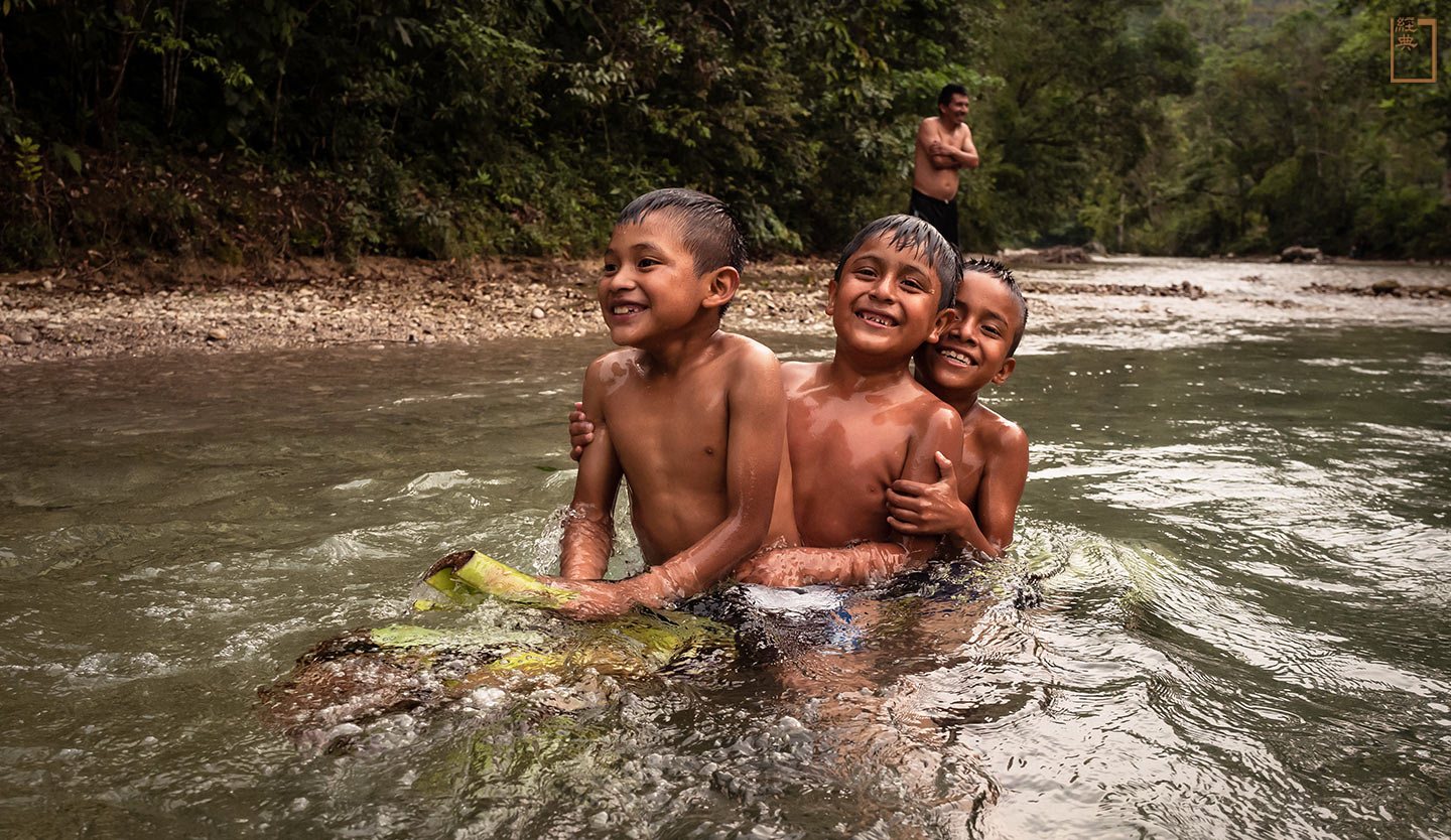 瓜地馬拉的波洪河，一群孩子正在開心地戲水，渾然不知水域正面臨存亡危機。(攝影／Nicola Zolin)