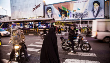 一身沉重黑罩袍的女性，穿越首都德黑蘭的伊斯蘭革命大街。(攝影／Nuria López Torres)