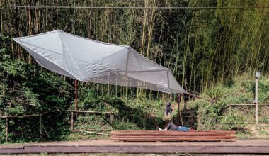 阿里山水社寮車站前，竹林與竹構作品展現人與自然的共存邊界。(攝影／朱逸文)