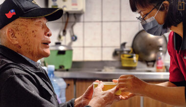 工作十多年的居家照顧服務員王愛，幾乎每天都到因病失明的陳阿公家，整理家務、陪他外出或就醫。(攝影／安培淂)