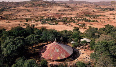 衣索比亞的岩石教堂，猶如叢林環繞的島嶼，是生物多樣性與身心安頓的世外桃源。(攝影／Kieran Dodds／Panos Pictures)