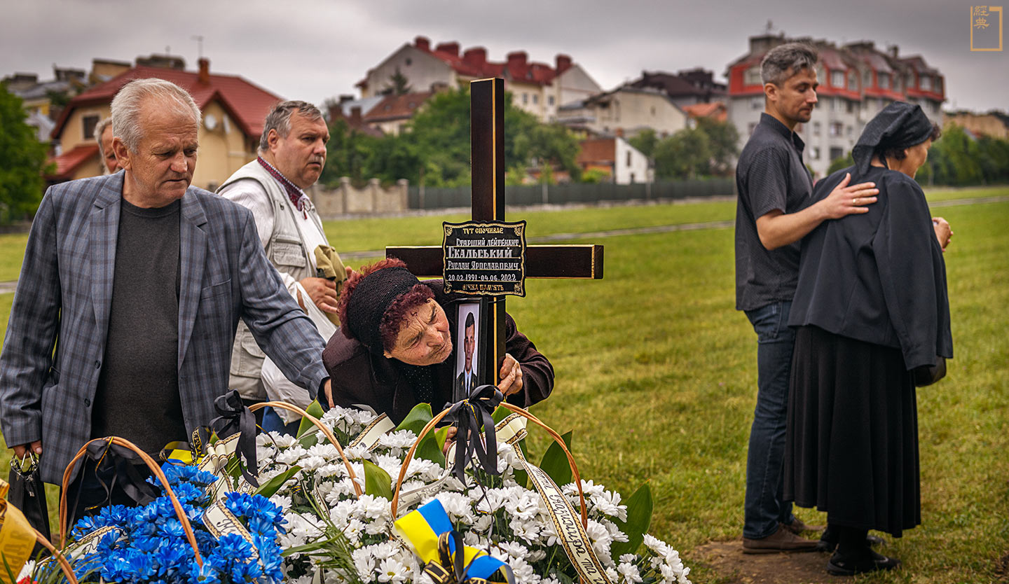 三十三歲的烏克蘭陸軍少尉戰死沙場，留下悲痛欲絕的一家老少。在利沃夫，如此場景幾乎已成不忍直視的生活日常。(攝影／安培淂)