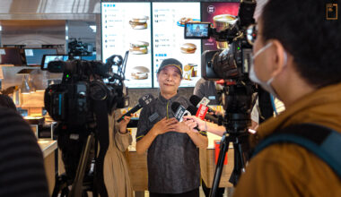 退休後成為麥當勞正職服務員的徐富美，在記者會上分享心得。(攝影／安培淂)
