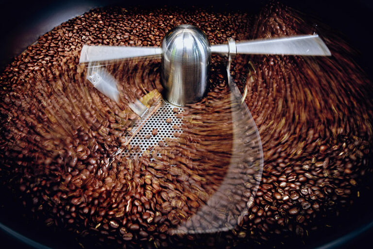 咖啡生豆烘焙後產生的梅納反應，焦糖香氣特別迷人。(攝影／安培淂)