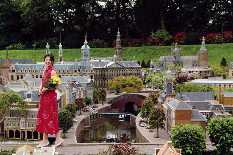 站在世界著名的荷蘭主題模型公園馬德羅丹小人國(Madurodam) 的劉家瑄，彷如悠遊於夢遊仙境的愛麗絲。(攝影／Sandra Dehue)